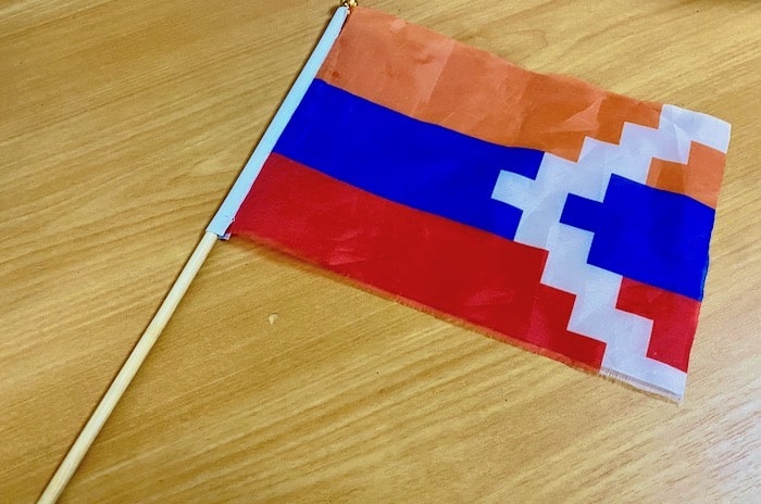 ナゴルノ・カラバフの国旗